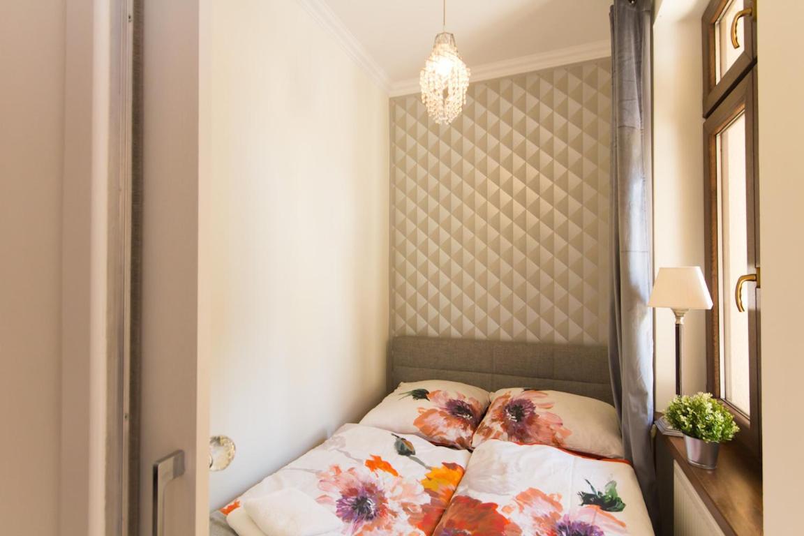 Tiffany Apartment *